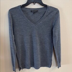 Banana Republic women’s 100% Marino wool Gray V-Neck Sweater lightweight XS